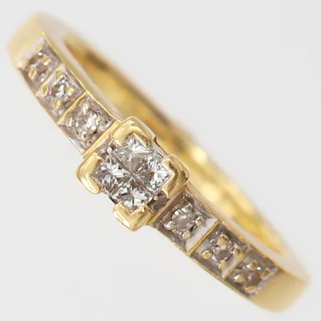 Ring med prinsesslipade diamanter 4 x ca 0,05ct, 8/8-slipade diamanter 6 x ca 0,01ct, stl: 17, bredd 2,2-4,5mm, GHA, 18K. Vikt: 5,3 g