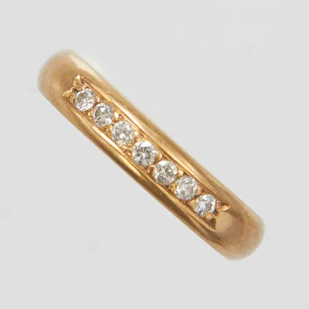 Alliansring, diamanter 7x ca 0,02ct, stl 17, bredd 3,8mm, personlig gravyr, 18K Vikt: 3,4 g