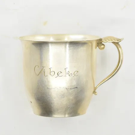 Dopmugg Georg Jensen Denmark, modell 444A, höjd ca 6 cm, Ø63 mm, namngravyr, 1950-tal, Sterling 925/1000 silver. Vikt: 94,6 g