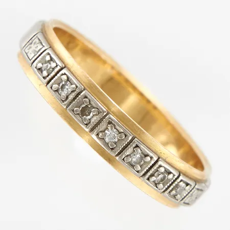 Ring med diamanter 9x0,01ct, stl 16¾, bredd ca 4mm, 18K Vikt: 3,4 g