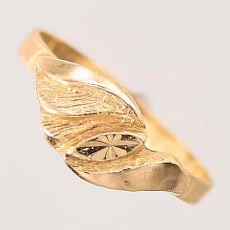 Ring med dekor, stl: 18, bredd: 2,4mm, 18K Vikt: 1,9 g