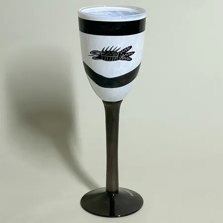 Glaspokal från Kosta Boda Caramba av Ulrica Hydman Vallien, höjd 25cm Ø 7,5cm, signerad nr 99036, handmålad