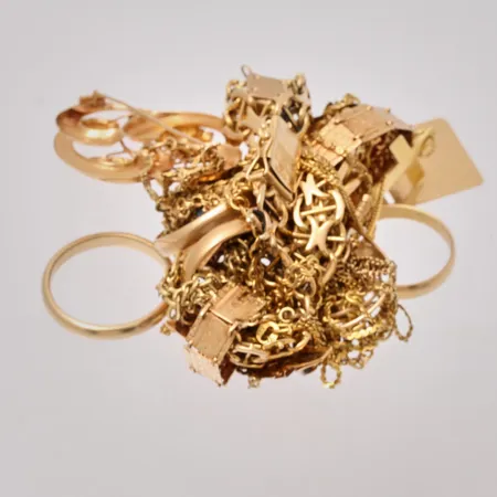 Diverse defekt guld, 18K, vikt 105,08g.