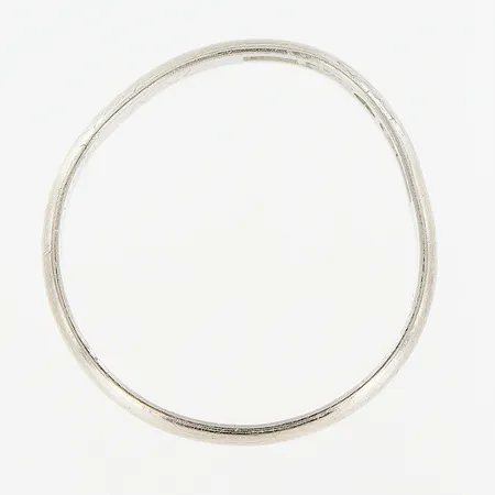 Ring, slät, stl 19, bredd 3,5mm, vitguld, skev skena, gravyr, 18K. Vikt: 3,2 g