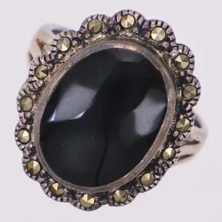 Ring med svart sten och markasiter, stl 16¼, bredd 2,2-19mm, silver 925/1000 Vikt: 3,9 g