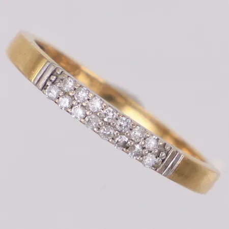 Ring med diamanter, ca 0,15ctv, stl 18, bredd 2mm, nagg, 18K Vikt: 2,1 g