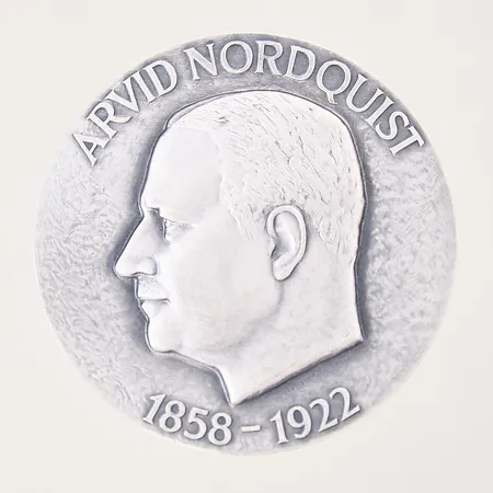 Silverplakett, Arvid Nordquist, från butik till handelshus, silver 999/1000 Vikt: 140,1 g