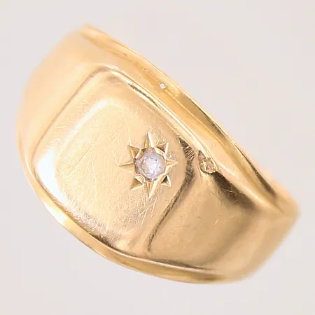 Klackring med vit sten, stl 19, bredd: 2,6mm, skev, 18K Vikt: 2,7 g