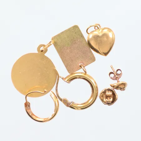 Parti guld, ett par örhängen, en saknar stopp, två udda örhängen creoler, defekta, ett hänge hjärta, bucklor, två hängen brickor, gravyr, 18K Vikt: 4,3 g