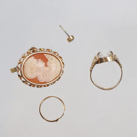 Diverse guld, med caméer, delvis defekt 18K Vikt: 7,8 g