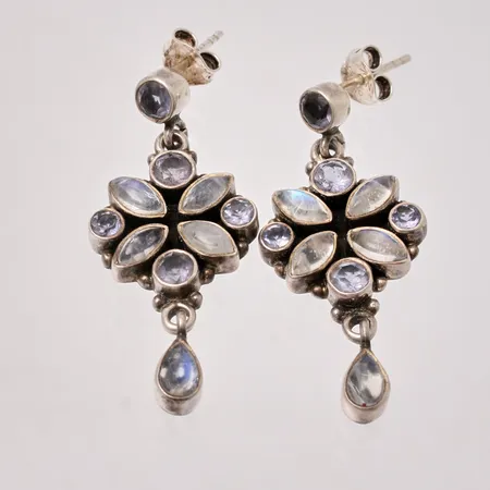 1par örhängen i silver, 4mått 16,5x38,7mm, blå/lila stenar, 925/1000, tillverkad av Guldfynd, vikt 7,55g.