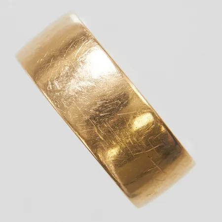 Ring, slät, stl 19½, bredd 7,9mm, svenska stämplar, gravyr, repig, 18K Vikt: 5,6 g