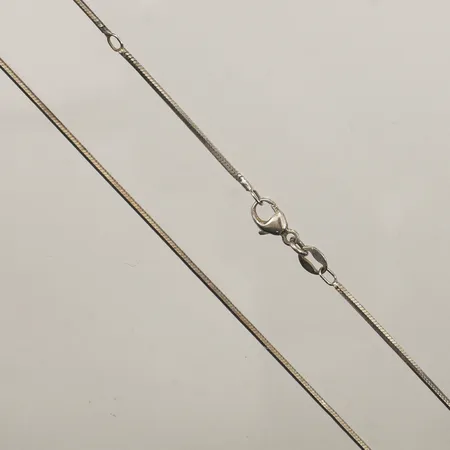 Kedja Ormlänk ca 42,5-46cm, bredd 1mm, något ojämn, 835/1000 silver Vikt: 4,4 g