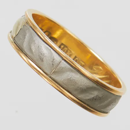 Ring, stl 20, förstärkning med monel, gravyr, 18K Vikt: 5,2 g