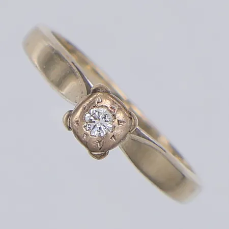 Ring med diamant ca 0,05ct, stl 15½, vitguld, gravyr, 18K Vikt: 2,4 g