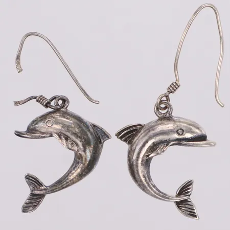 Ett par örhängen delfiner, 35x20mm, en krok defekt, 925/1000 silver Vikt: 3,8 g