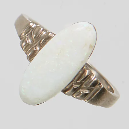 Ring opal, stl 17, bredd 2-15,5mm, vitguld, nagg på sten, ostämplad, 18K Vikt: 6,1 g
