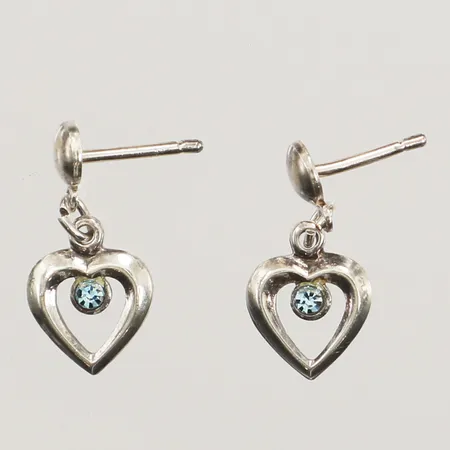 Ett par örhängen hjärtan med blå stenar, ca 17mm, bredd 9mm, snurrebussar saknas, 835/1000 silver Vikt: 1,5 g