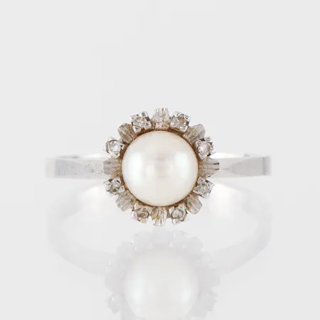 Ring vitguld med pärla och 7 st diamanter på 0.08 ct, storlek 18 mm, bredd 1.8-9.6 mm, 18k. Vikt: 3,1 g