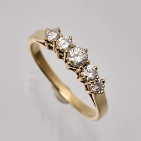 Ring i 18K guld, stl 17¾, bredd 1,7-4,7mm, 5st Diamant, mått Ø2,5-3,6mm, ca Tc/Vs, vikt 3,18g.