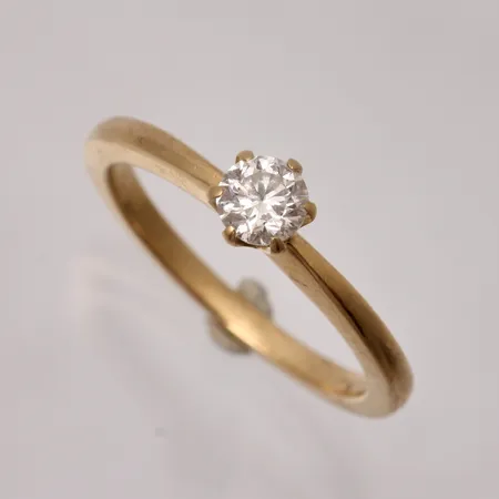 Ring i 18K guld, stl 15¾, bredd 1,7-5mm, 1st diamant, 0,30ct, W/Si, personlig gravyr, tillverkad av Guldfynd, vikt 2,79g.