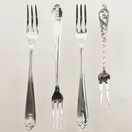 Fyra plockgafflar, 3 modell Vasa, ca 12,4cm, 1 genombruten dekor ca 10cm, silver Vikt: 46,3 g