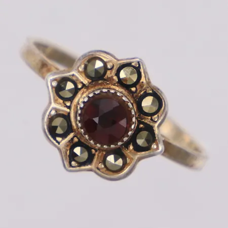 Ring med markasiter och troligen granat, stl 17¼, bredd 1,6-11,4mm, silver 835/1000 Vikt: 1,9 g