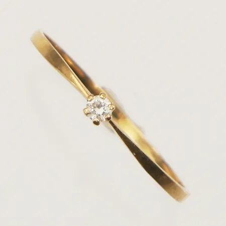 Ring med vit sten, stl 18¼, bredd 2,5mm, 18K Vikt: 0,6 g