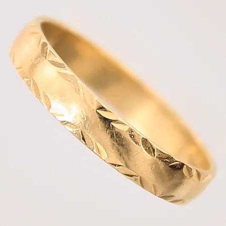 Ring med dekor, stl: 20, bredd: 4mm, gravyr, 18K Vikt: 3,4 g