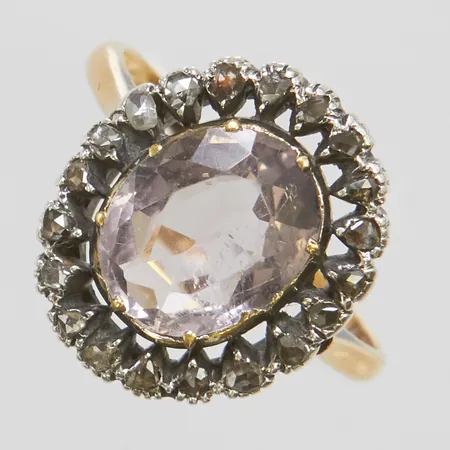 Ring, ametist, rosenslipade diamanter, stl 15½, höjd 1-4mm, bredd 1-15,3mm, år 1917, skev skena, 18K Vikt: 2,8 g