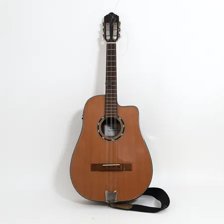Gitarr Thomann Tres Cubano deluxe CCW snr:7051746, svart mjukt fodral, lättare bruksslitage Skickas med Bussgods eller PostNord