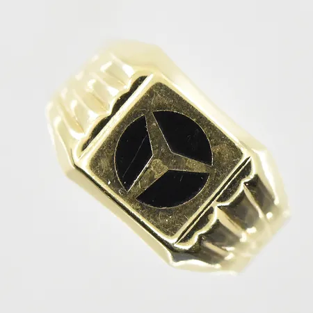 Klackring med Mercedesmärke, stl 20¾, bredd 5-12 mm, skev skena, 14K. Vikt: 3,9 g