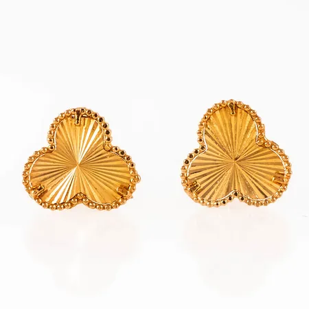 Örhängen i 21K guld: Treklöver med fasetterat mönster. De är 10,5 x 10,5 mm och väger 2,1g. Fint skick.