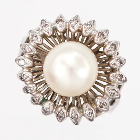 Ring, Ø17½, åttkantslipade diamanter 20 x ca 0,01ct, odlad saltvattenpärla 9,0mm, fattningens omkrets ca Ø18mm, vitguld 18K Vikt: 5,3 g