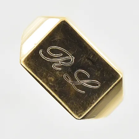 Klackring med initialer R L, stl 19¾, bredd 5-12 mm, 18K. Vikt: 5,3 g