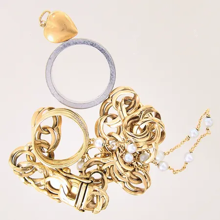 Diverse guldsmycken, pärlor, av/defekt, skev, gravyr, 18K Vikt: 35,9 g