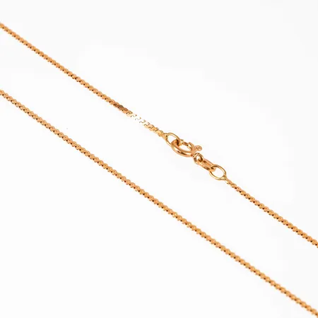 Kedja (halvstel) i 18K guld. Den är 40,5 cm lång, 1,3 mm bred och väger 3,2g. Stämplad Balestra, 750. Springring.
