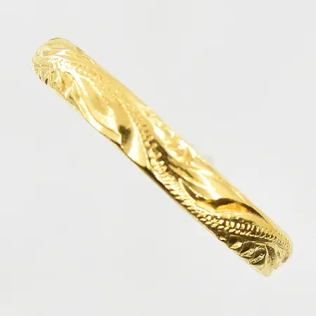 Ring med mönsterdekor, stl 18¾, bredd 3 mm, 23K. Vikt: 5,4 g