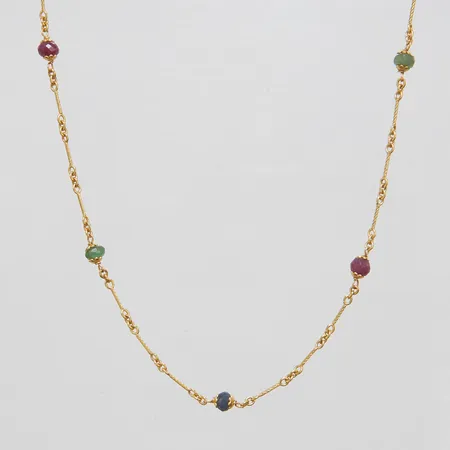 Collier, fasetterade smaragder, safirer, rubiner, längd ca 41,5cm, bredd 0,5-5mm, GHA, bruksslitage, 18K, bruttovikt: 6,6g.