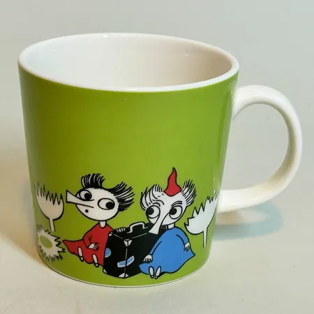 Mugg Mumin från Arabia Tofslan och Vifslan på finska Tiuhti ja Viuhti 2005-2017 från boken Trollkarlens hatt, höjd 8 cm Ø8,5cm, rymmer 0,3l