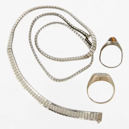 Collier, 42cm, bredd: 6mm, 2 ringar, skevheter, bucklor, silver 830/1000 Vikt: 30,1 g