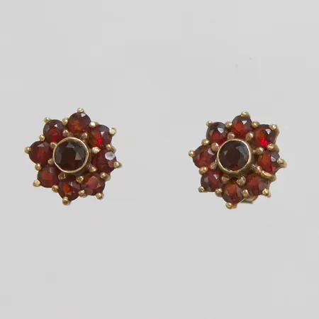 Ett par örhängen, granater, Ø11mm, sneda stift, omaka snurrebussar, 925/1000 silver Vikt: 2,5 g