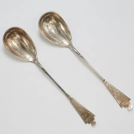 Två skedar, gravyr, 830/1000 silver Vikt: 53,3 g