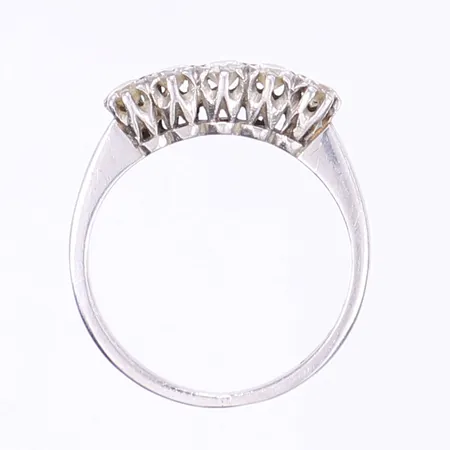 Ring med diamanter 5x0,05ct totalt 0,45ctv enl. gravyr, stl 17, bredd 1,5-3,5mm, svenska stämplar, platina 950/1000 Vikt: 3,9 g