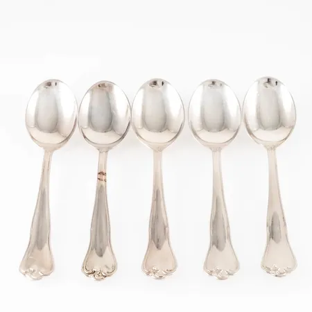 Fem kaffeskedar i silver (830/1000) modell Symfoni. Längd 114 mm. Vikt: 62,8g.