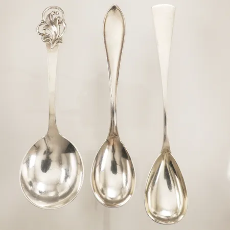 Tre uppläggningsskedar, längd 19cm, 18cm, 17cm, silver Vikt: 119,4 g