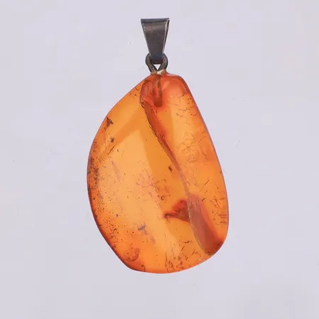 Hänge med bärnsten, 35mm, spricka i stenen, hängdelen i metall