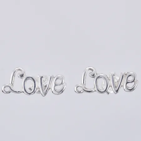 Ett par örhängen med texten Love, längd: ca 1,6cmm, bredd: ca 7mm, GHA, 925/1000 Silver Vikt: 1,5 g