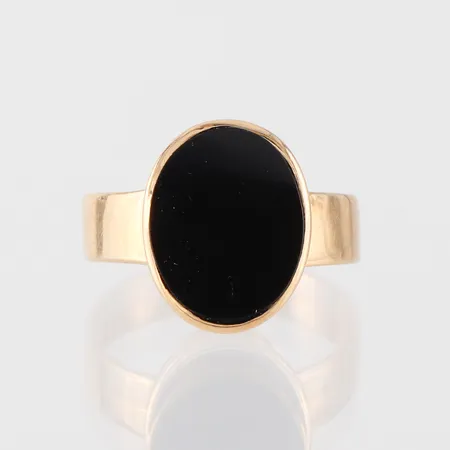 Klackring med sten, storlek 14 ½ mm, bredd 3.5-12 mm, 18k. Vikt: 2,4 g