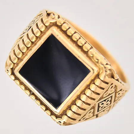 Klackring med dekor samt onyx, stl 20½, bredd 5-17mm, något skev, 21K Vikt: 17,4 g